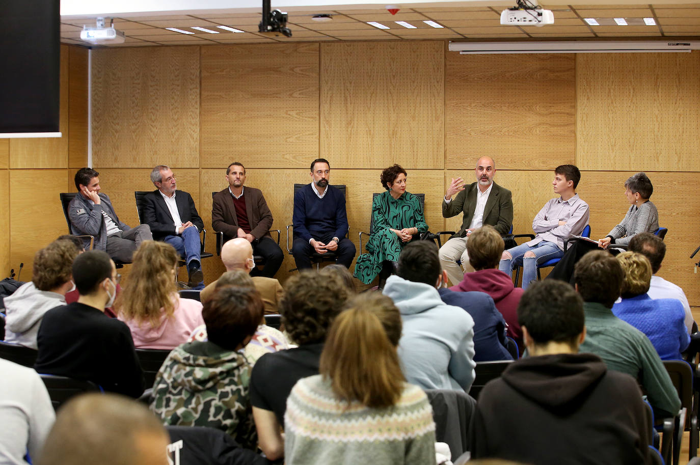 La Facultad de Ciencias celebra las II Jornadas de Emprendimiento y Empleabilidad, donde la palabra «versatilidad» de los estudios se erigió como clave. Expusieron sus experiencias y ofrecieron sus consejos siete profesionales de IKI Media, Accenture, Centro Médico de Asturias, Izertis, Bedrock, Galeo y Metrohm Dropsens.