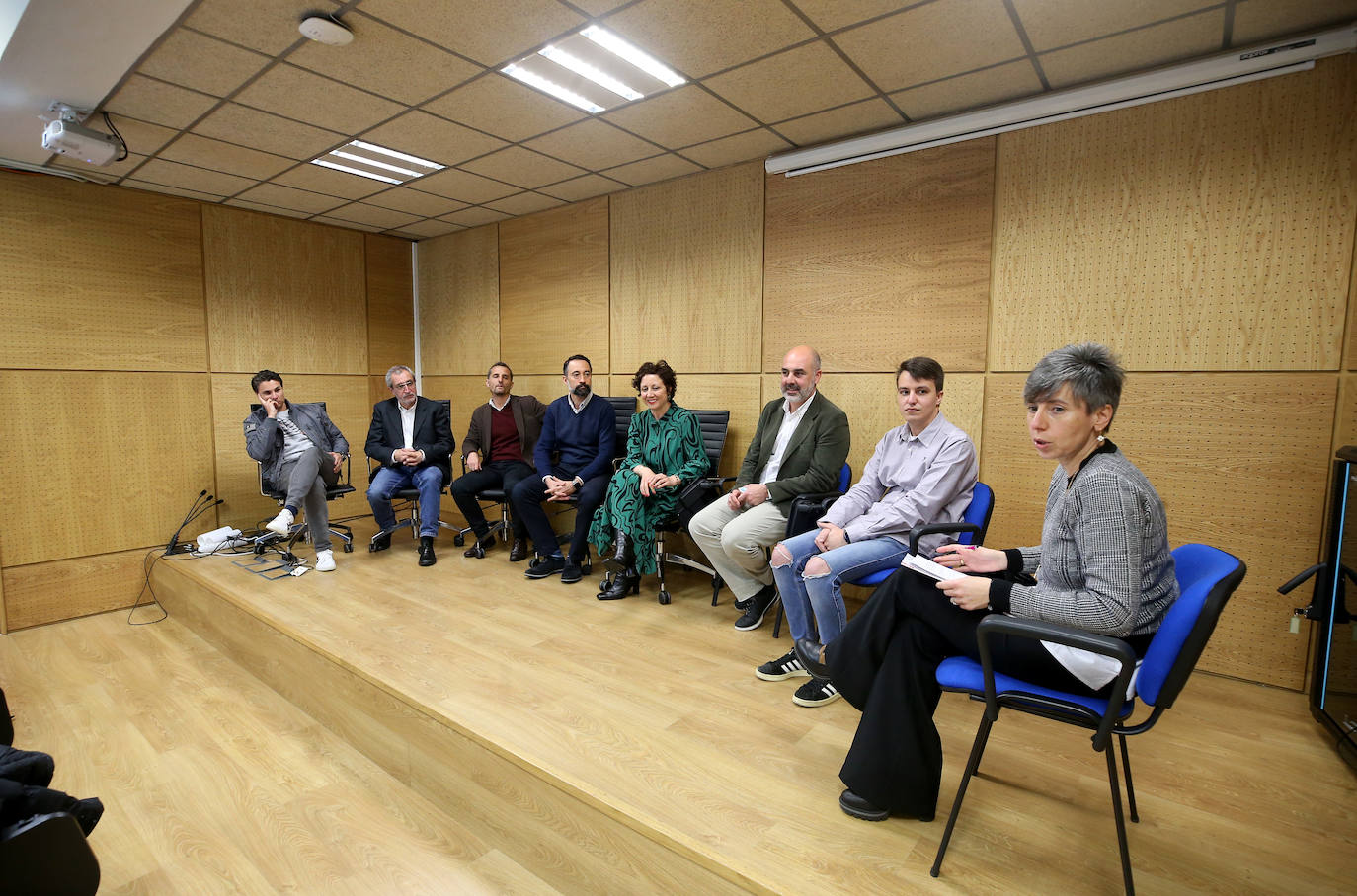 La Facultad de Ciencias celebra las II Jornadas de Emprendimiento y Empleabilidad, donde la palabra «versatilidad» de los estudios se erigió como clave. Expusieron sus experiencias y ofrecieron sus consejos siete profesionales de IKI Media, Accenture, Centro Médico de Asturias, Izertis, Bedrock, Galeo y Metrohm Dropsens.