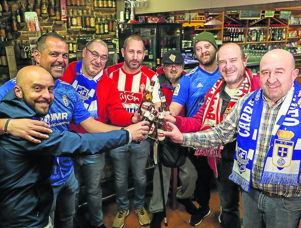 Luis, Antonio, Mikel, Jano, Pedro, Sergio, Hugo y Manolo escenificaron ayer la cordialidad que manda entre los aficionados en Casa Miranda. 