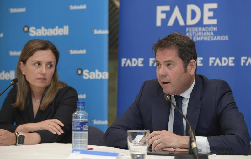 La presidenta de la Federación Asturiana de Empresarios, María Calvo, y el presidente de CEPYME, Gerardo Cuerva durante la rueda de prensa en Oviedo. 