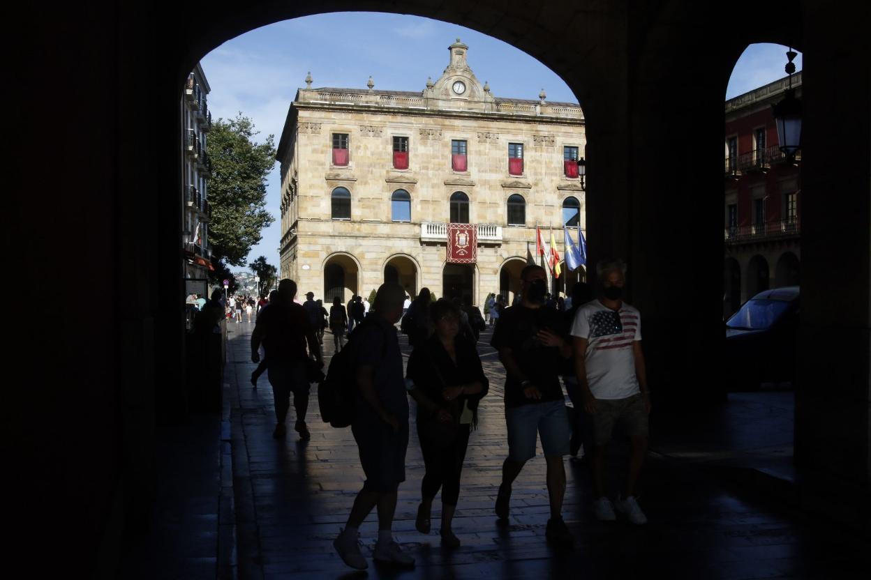 La Casa Consistorial, vista desde el acceso a la plaza del Marqués. 