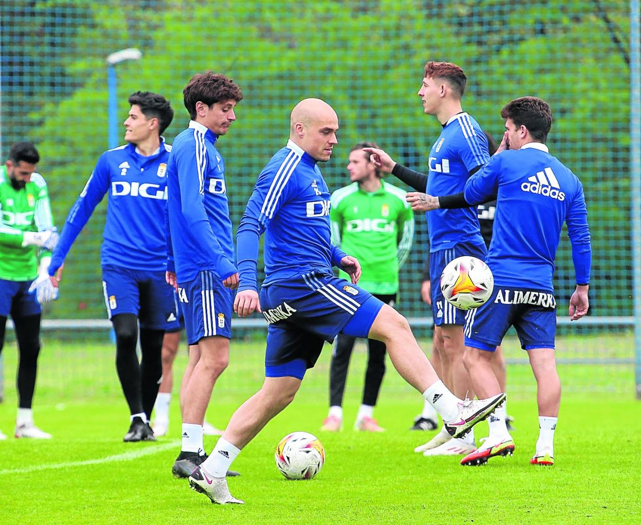 Los jugadores azules, durante un entrenamiento esta semana en El Requexón.