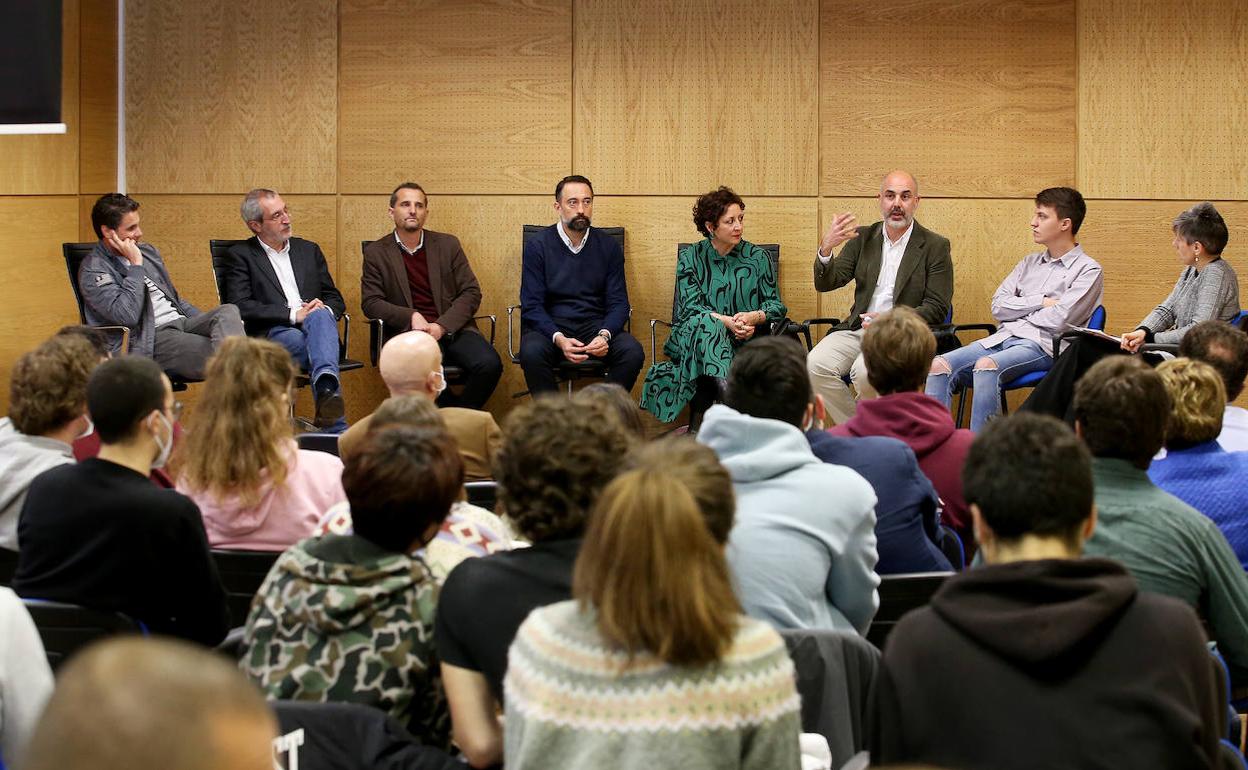 Por la izquierda, Alejandro Alija (Galeo), Manuel Vilches (Centro Médico-IMOMA), Antonio Fernández (Accenture), Alejandro Junquera (Metrohm Dropsens), Alma Vázquez (IKI Media), Miguel Ángel Acero (Izertis), Manuel Souto (Bedrock) y Cristina Tuero (moderadora). 