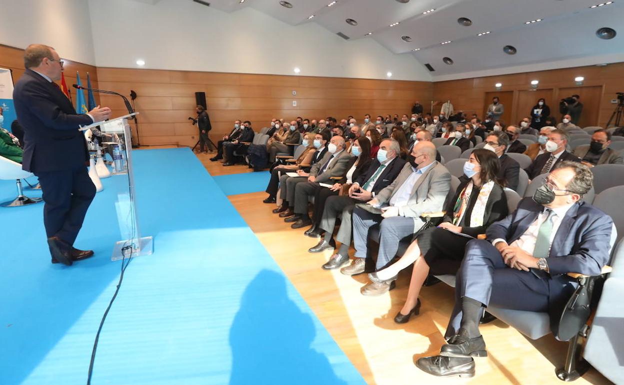 El presidente del Puerto, Santiago Rodríguez-Vega, se dirige a los empresarios y autoridades presentes en la presentación del plan.