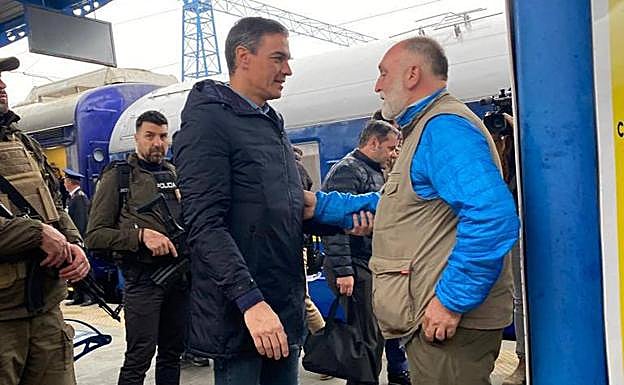 José Andrés recibe a Pedro Sánchez en Kiev: «Todas las democracias del mundo deben apoyar a Ucrania»