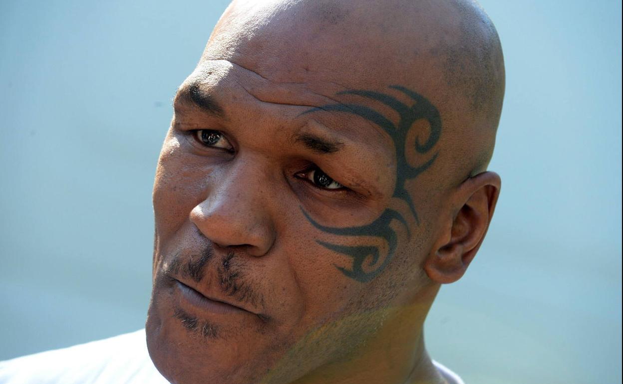 Mike Tyson golpeó a un fan en un avión porque no dejaba de hablar.