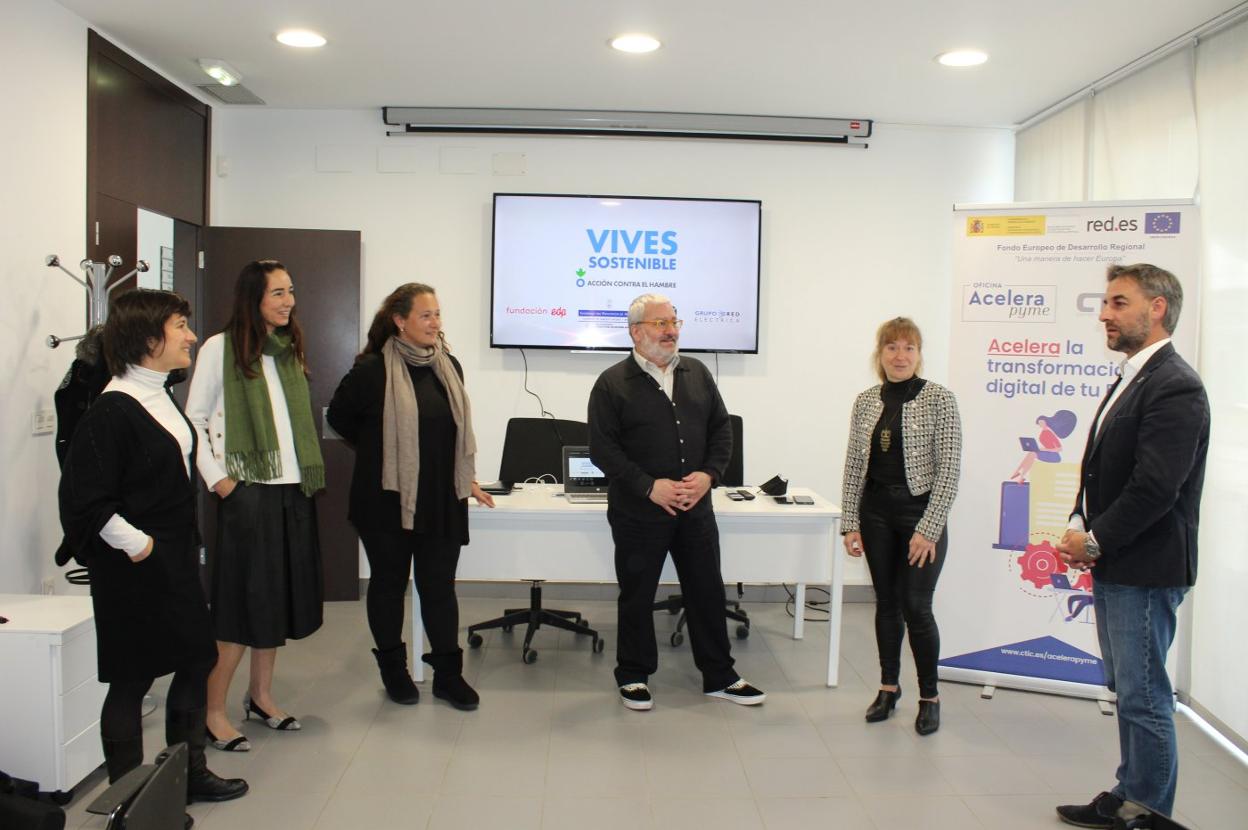 Gerardo Fabián con los encargados de los programas. 