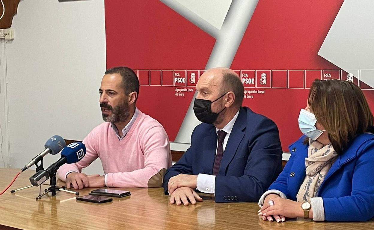 Ángel García junto a Cofiño durante la rueda de prensa. 