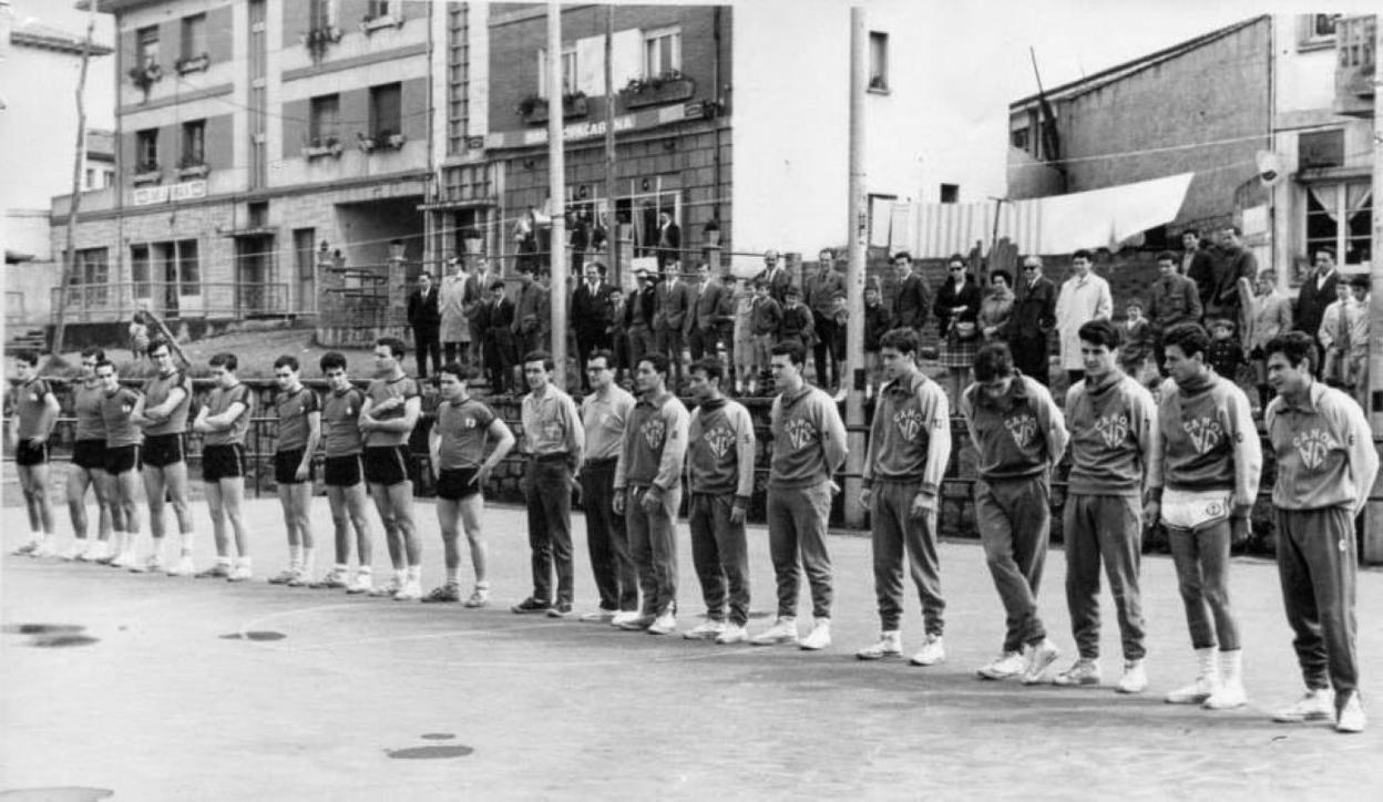 Formaciones del Ensidesa (izquierda) y Canoe (derecha) antes de iniciar en la cancha de Llaranes el partido de ida de la eliminatoria de Copa del Generalísimo del año 1967.