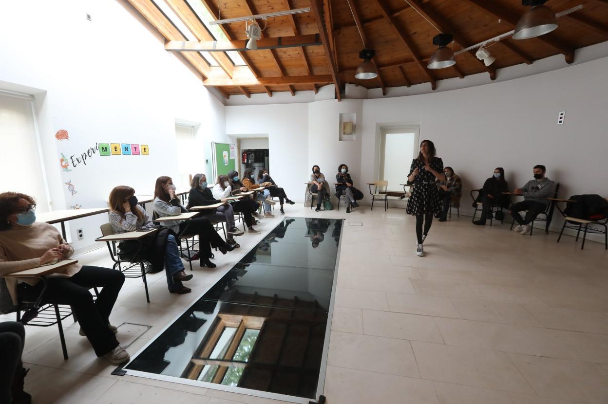 Veinticinco familias acudieron a la charla de la psicóloga Paula Marín. 