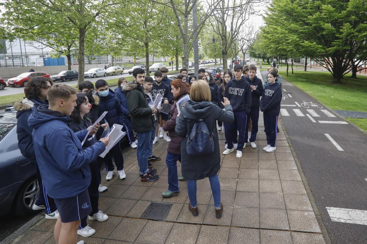 Irene Díaz explica al alumnado el movimiento antifranquista en la avenida del Llano. 