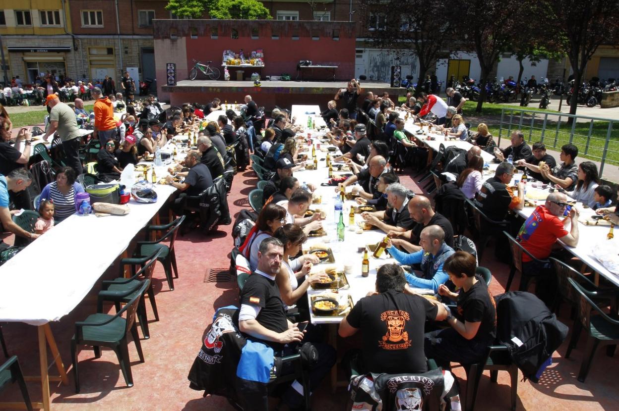Comida popular en las fiestas del Puchero de Villalegre antes de la pandemia. 