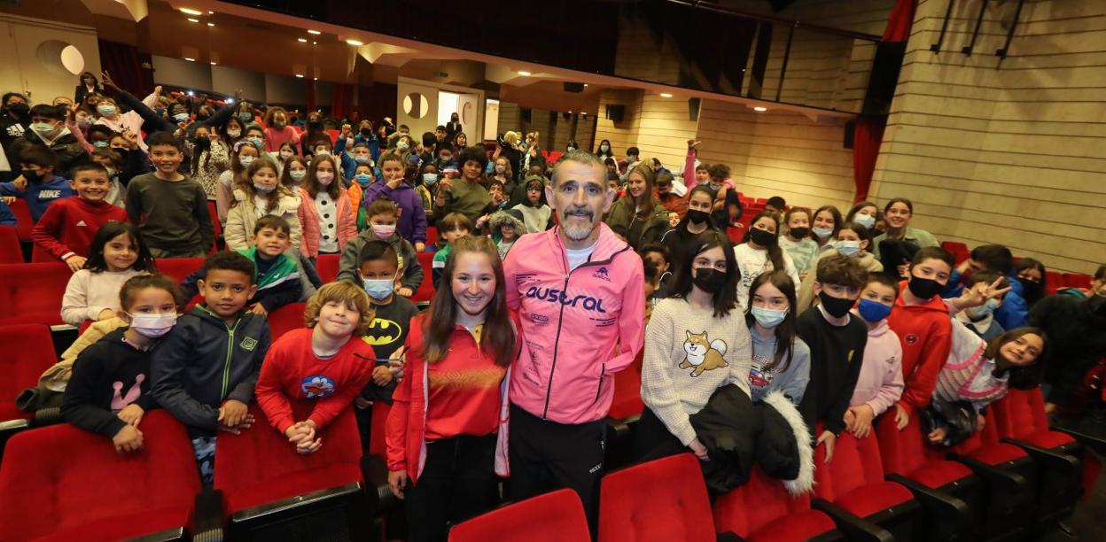 Andrea Miguélez y Kini Carrasco, rodeados de escolares avilesinos en la charla que dieron ayer en la Casa de Cultura de Avilés. 