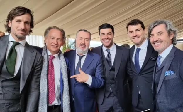 Entre los invitados a la boda se encuentran el tenista Feliciano López; el conocido doctor Ángel Martín; el exfutbolista Miguel Torres, pareja de Paula Echevarría; el también exfutbolista Iker Casillas; o el coach Carlos Escario. 