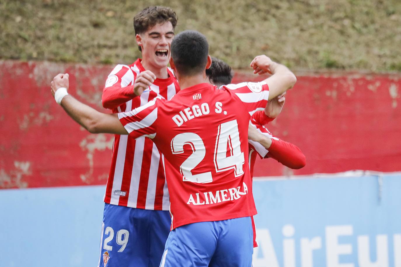 Fotos: Las mejores imágenes del derbi de filiales: Sporting B - Real Oviedo Vetusta