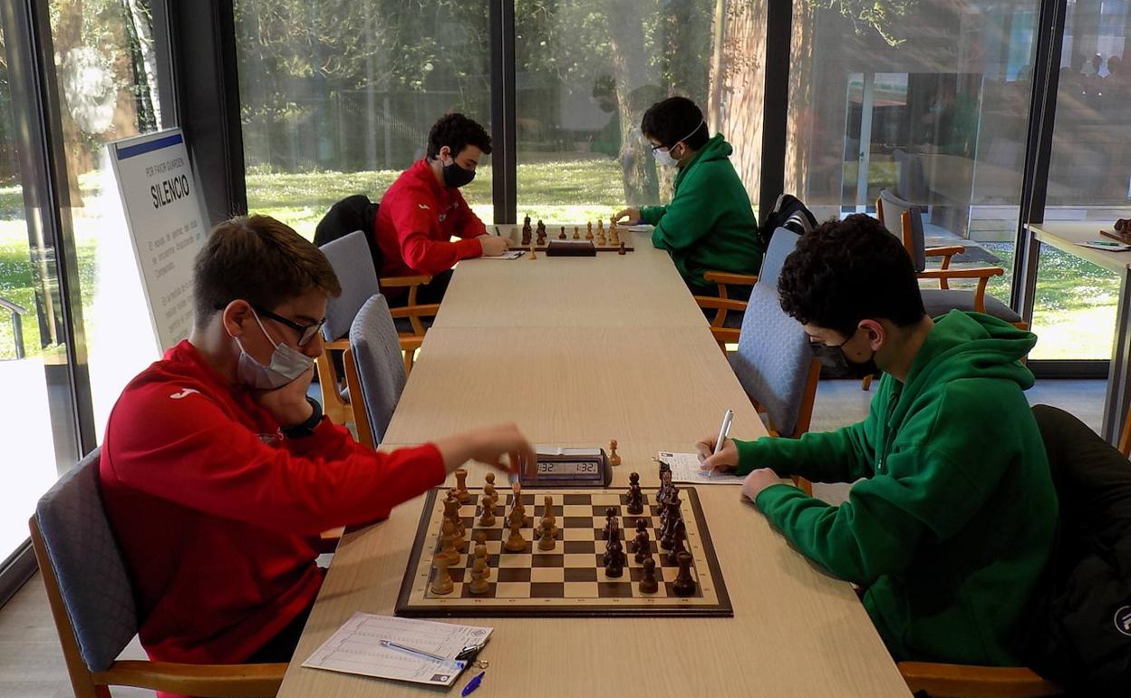 Iván Patón frente a Miguel Suárez, en el encuentro entre Grupo 64 y Naranco.