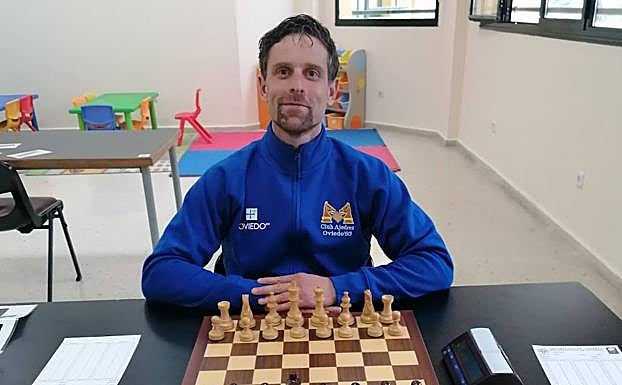 Adolfo Santos Folch, jugador del Oviedo 93.