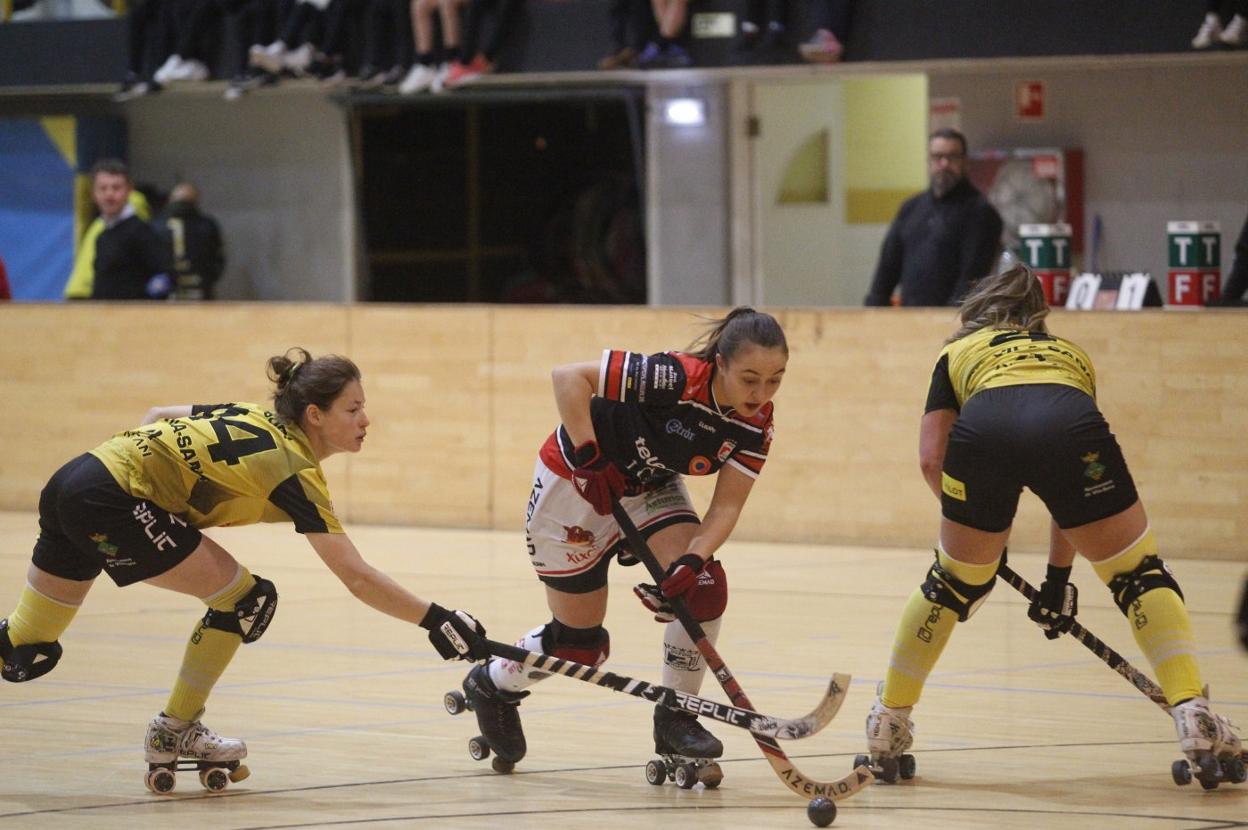 La local Sara Roces, la goleadora de la tarde en Mata-Jove, disputa la bola con Victoria Porta, del Vila-Sana. 