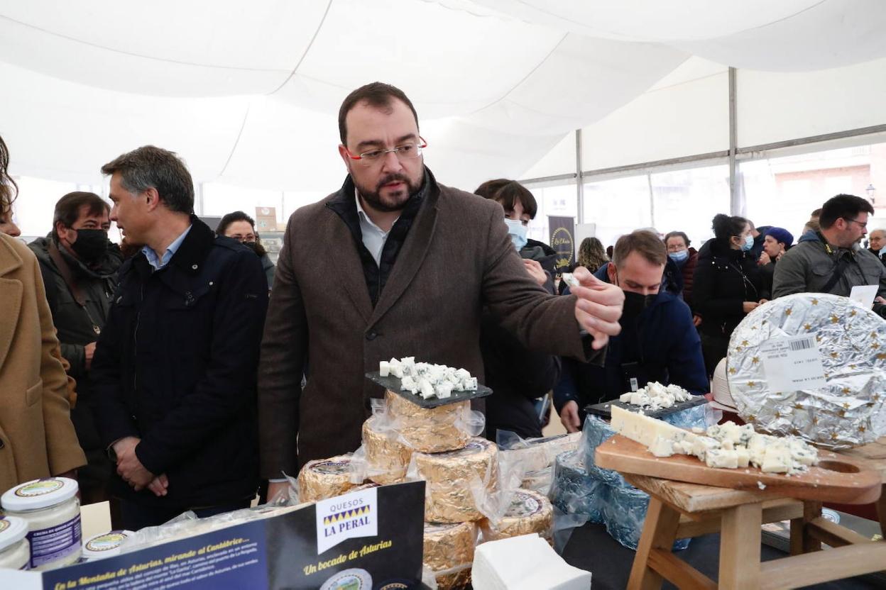 Adrián Barbón en la feria Iberqueso de Valencia de Don Juan, acompañado por el alcalde de la villa leonesa. 