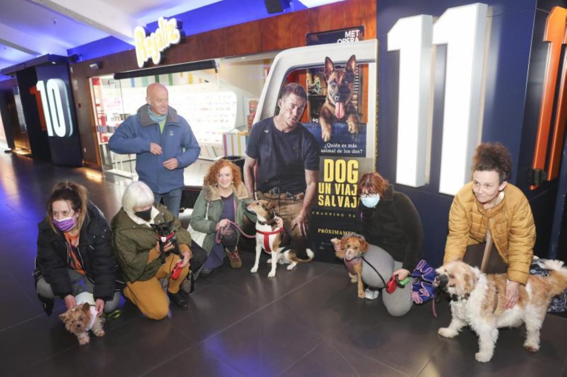 Úrsula Díaz y Pablo Valcárcel con Luna.Los primeros espectadores, frente al cartel de la película que vieron. 