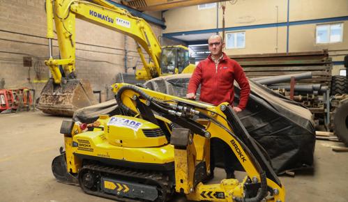 Vicente Fernández, gerente de Excade, con una máquina robot, 100% eléctrica, destinada a demoliciones. Fue utilizada en el argayo de la AS-15.