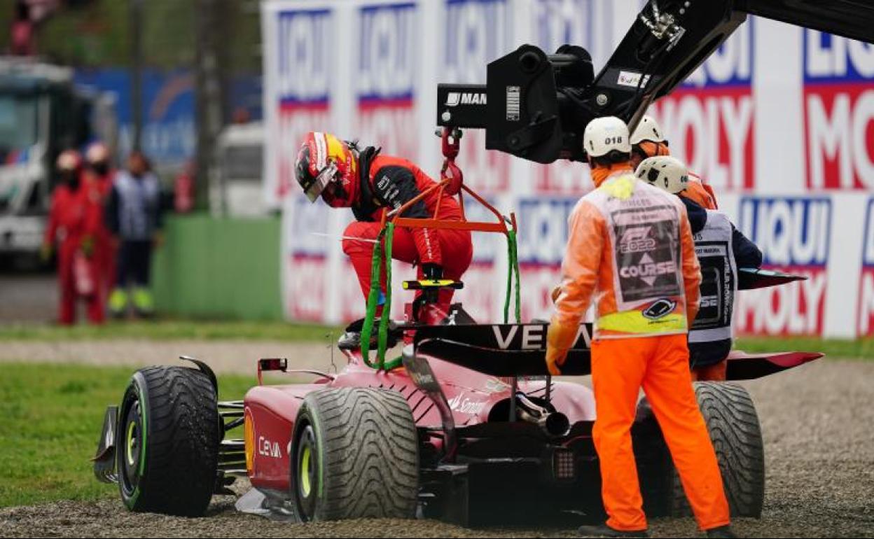 Carlos Sainz abandona su monoplaza tras su percance en Imola. 