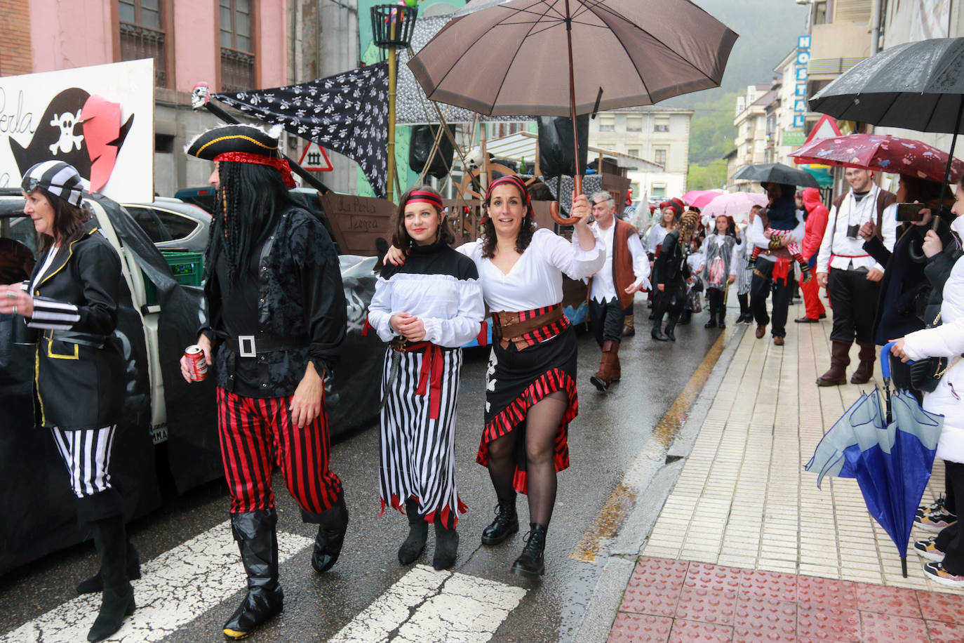 Tras dos años de parón, tanto los grupos del desfile como los deportistas llegaron dispuestos a «darlo todo» para mantener la cita