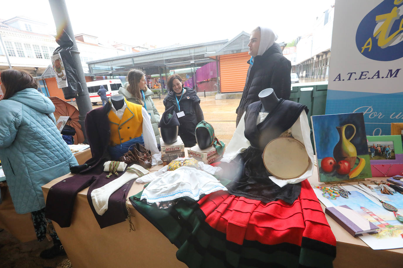 Fotos: Feria de asociaciones en la plaza de abastos