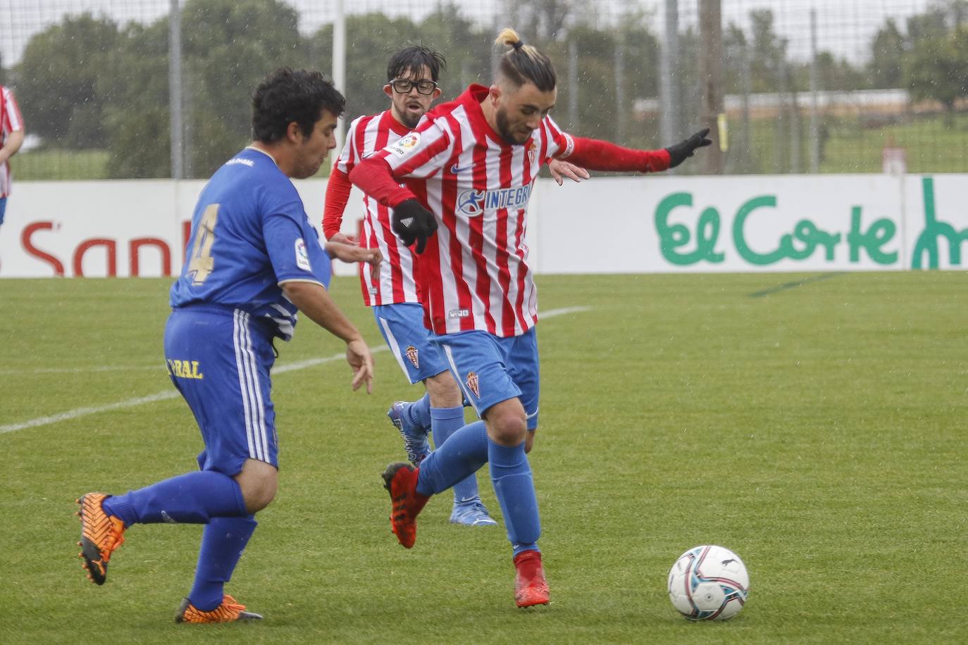 Los futbolistas de la 'Genuine' disfrutaron bajo la lluvia en Mareo de una intensa jornada que terminó con el liderato rojiblanco