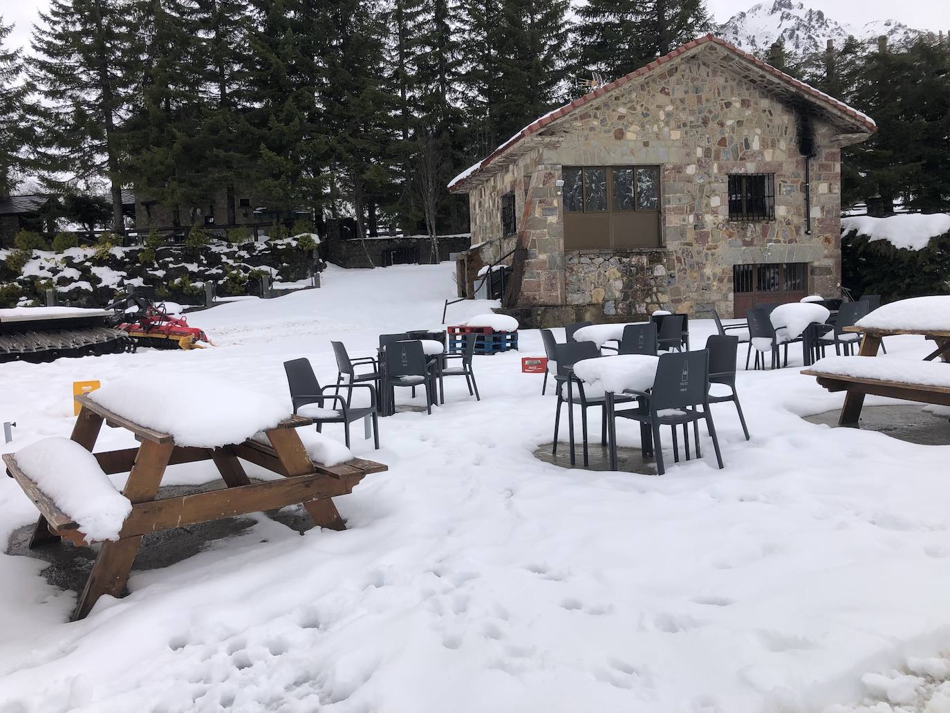 Si este sábado la protagonista era la lluvia y una cruenta bajada en las temperaturas, durante la madrugada de este domingo le ha tocado el turno a la nieve. El puerto de San Isidro y el pueblo de La Raya amanecían cubiertos de blanco.