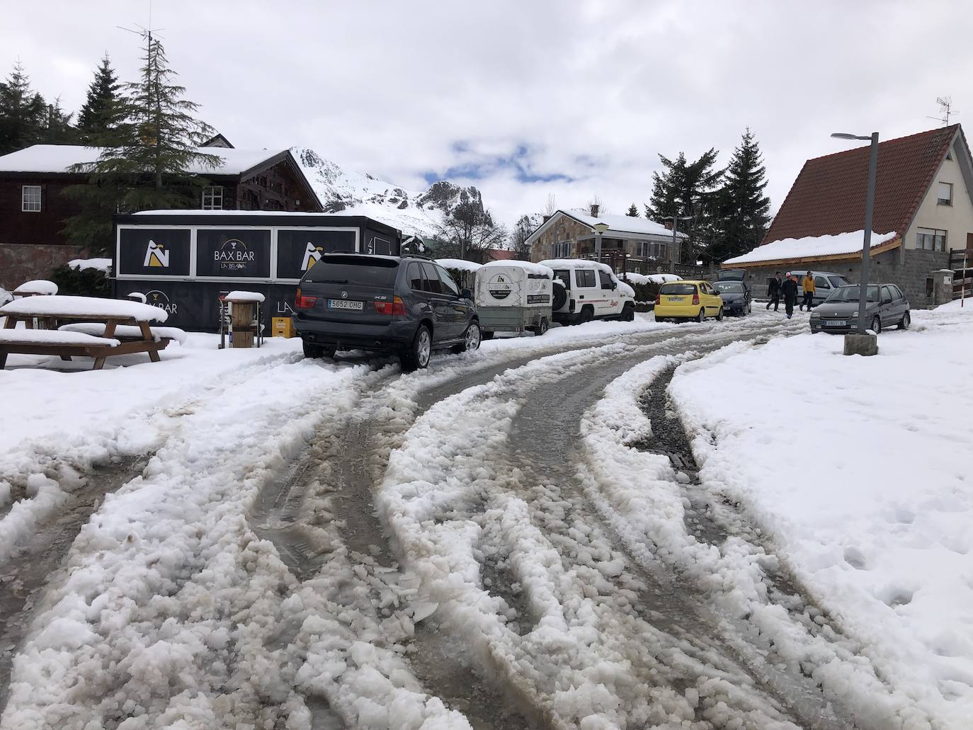 Si este sábado la protagonista era la lluvia y una cruenta bajada en las temperaturas, durante la madrugada de este domingo le ha tocado el turno a la nieve. El puerto de San Isidro y el pueblo de La Raya amanecían cubiertos de blanco.