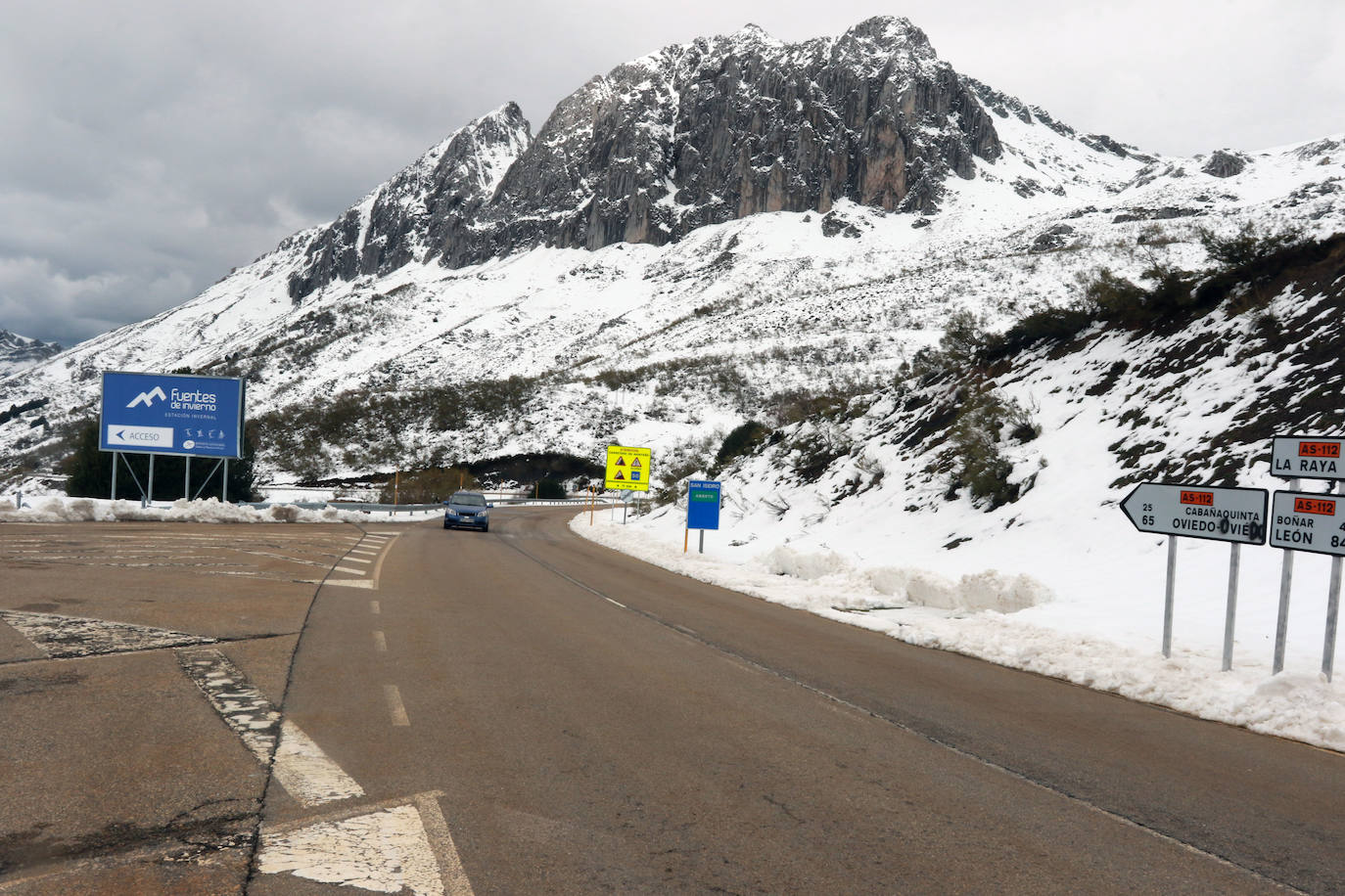 Si este sábado la protagonista era la lluvia y una cruenta bajada en las temperaturas, durante la madrugada de este domingo le ha tocado el turno a la nieve. El puerto de San Isidro y el pueblo de La Raya amanecían cubiertos de blanco.