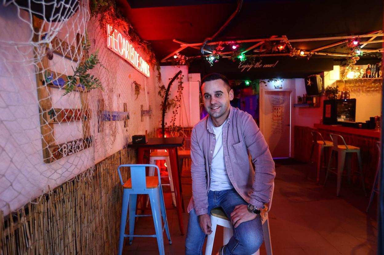p Grupo Joker. Cheky Fernández, en uno de sus locales. El hostelero ha abierto otro hace apenas unas semanas uno nuevo en plena calle Mon: el Pijo Canalla. 