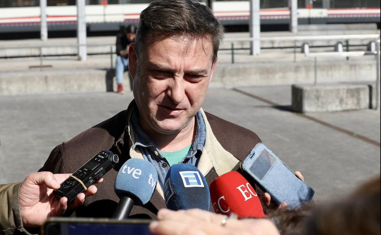 Francisco José Dacuña Fernández, hermano de Lorena Dacuña, a la entrada del Palacio de Justicia de Gijón.