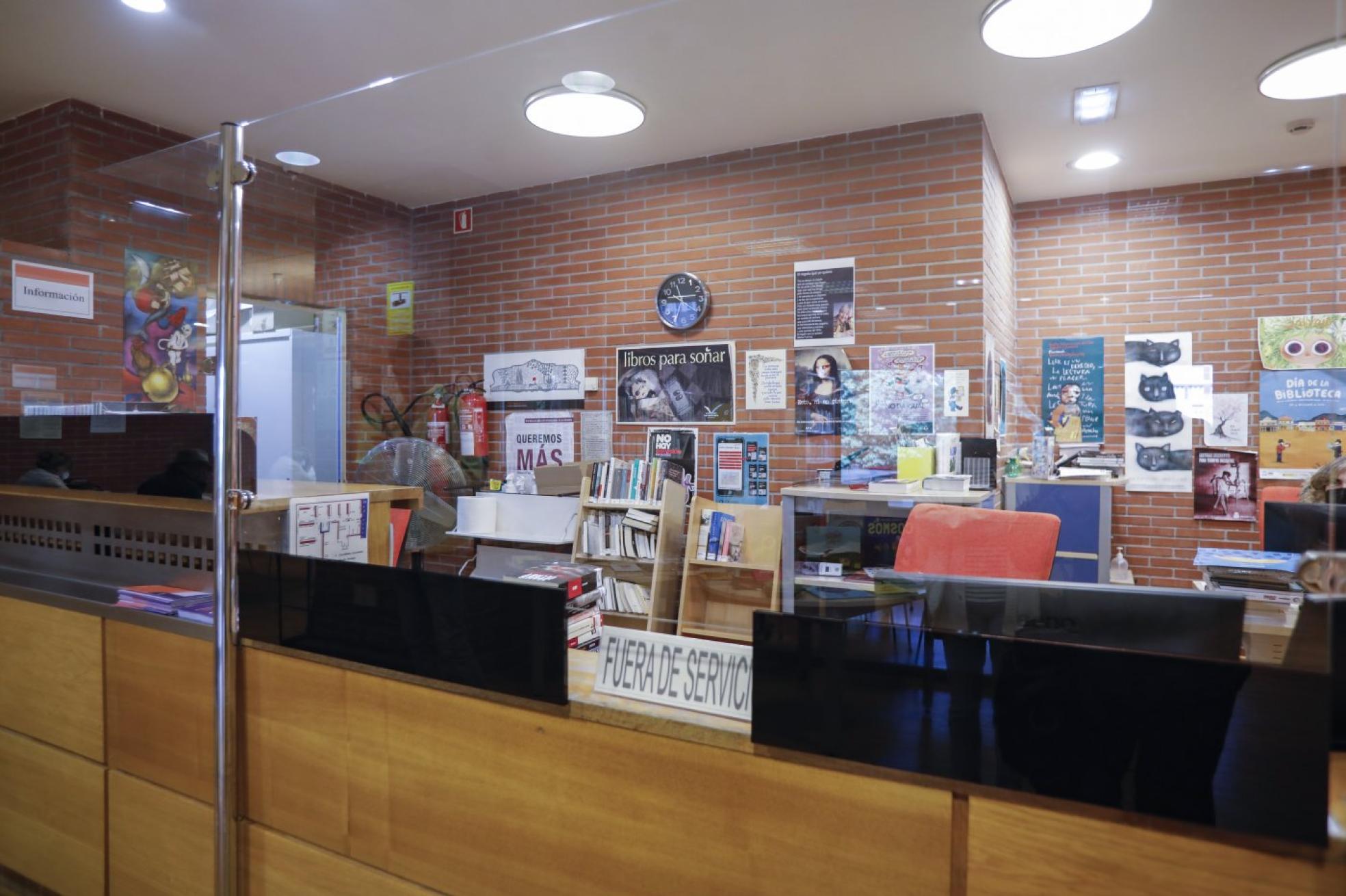 En el mostrador de la biblioteca de La Arena luce un cartel que pone 'Fuera de Servicio'. 