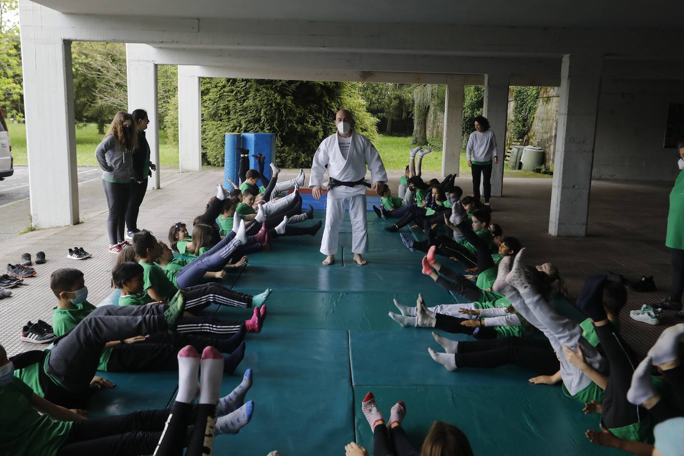 Los escolares asturianos salieron este miércoles, vestidos con ropa cómoda, para celebrar el Día de la Educación Física. Las calles, plazas y parques se llenaron de los alumnos que mostraron sus trabajos para recordar la importancia de un estilo de vida activo. También se realizaron diferentes actividades, aprovechando el equipamiento deportivo de la zonas. Por ejemplo, en los colegios públicos de la Xantiquina (Lieres, Siero) y en el de Pumarín (Gijón).