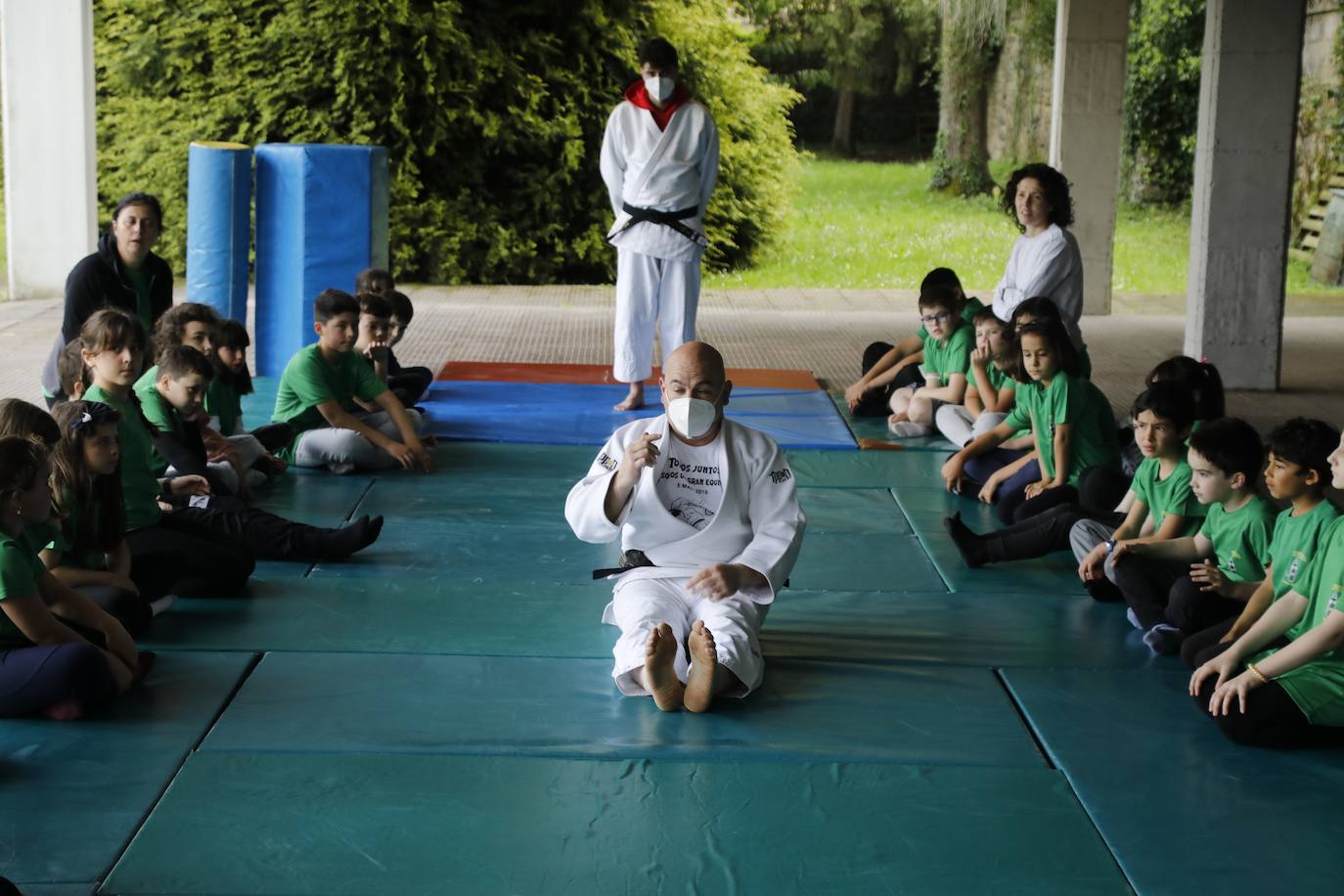 Los escolares asturianos salieron este miércoles, vestidos con ropa cómoda, para celebrar el Día de la Educación Física. Las calles, plazas y parques se llenaron de los alumnos que mostraron sus trabajos para recordar la importancia de un estilo de vida activo. También se realizaron diferentes actividades, aprovechando el equipamiento deportivo de la zonas. Por ejemplo, en los colegios públicos de la Xantiquina (Lieres, Siero) y en el de Pumarín (Gijón).