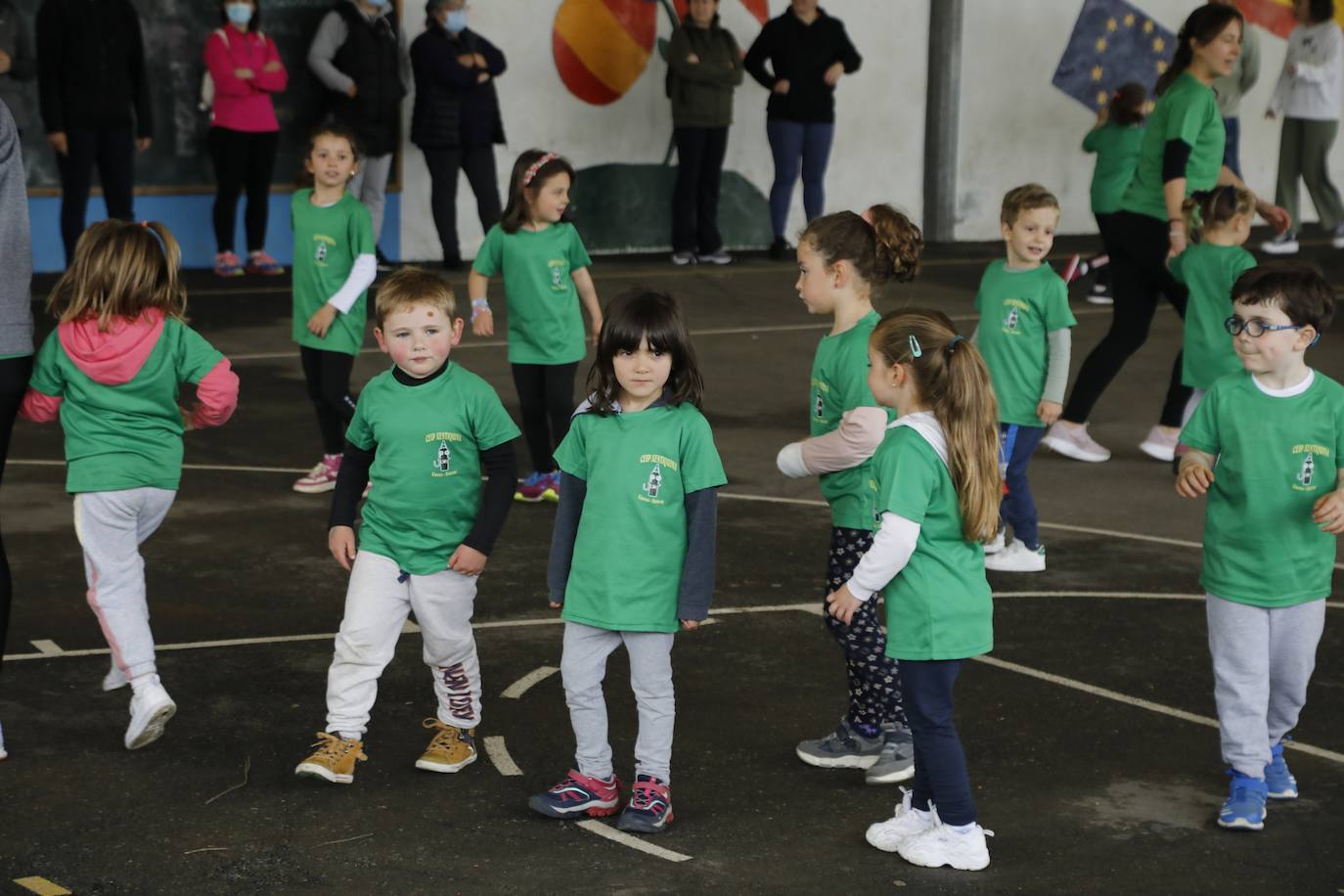 Los escolares asturianos salieron este miércoles, vestidos con ropa cómoda, para celebrar el Día de la Educación Física. Las calles, plazas y parques se llenaron de los alumnos que mostraron sus trabajos para recordar la importancia de un estilo de vida activo. También se realizaron diferentes actividades, aprovechando el equipamiento deportivo de la zonas. Por ejemplo, en los colegios públicos de la Xantiquina (Lieres, Siero) y en el de Pumarín (Gijón).