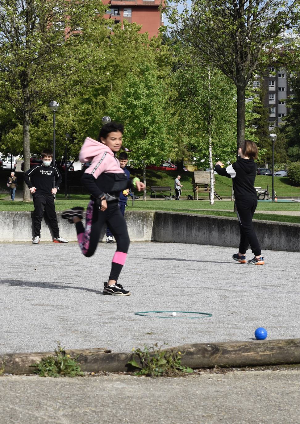 Los escolares asturianos salieron este miércoles, vestidos con ropa cómoda, para celebrar el Día de la Educación Física. Las calles, plazas y parques se llenaron de los alumnos que mostraron sus trabajos para recordar la importancia de un estilo de vida activo. También se realizaron diferentes actividades, aprovechando el equipamiento deportivo de la zonas. Por ejemplo, en los colegios públicos de la Xantiquina (Lieres, Siero) y en el de Pumarín (Gijón).