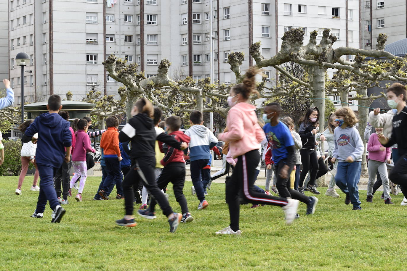Los escolares asturianos salieron este miércoles, vestidos con ropa cómoda, para celebrar el Día de la Educación Física. Las calles, plazas y parques se llenaron de los alumnos que mostraron sus trabajos para recordar la importancia de un estilo de vida activo. También se realizaron diferentes actividades, aprovechando el equipamiento deportivo de la zonas. Por ejemplo, en los colegios públicos de la Xantiquina (Lieres, Siero) y en el de Pumarín (Gijón).