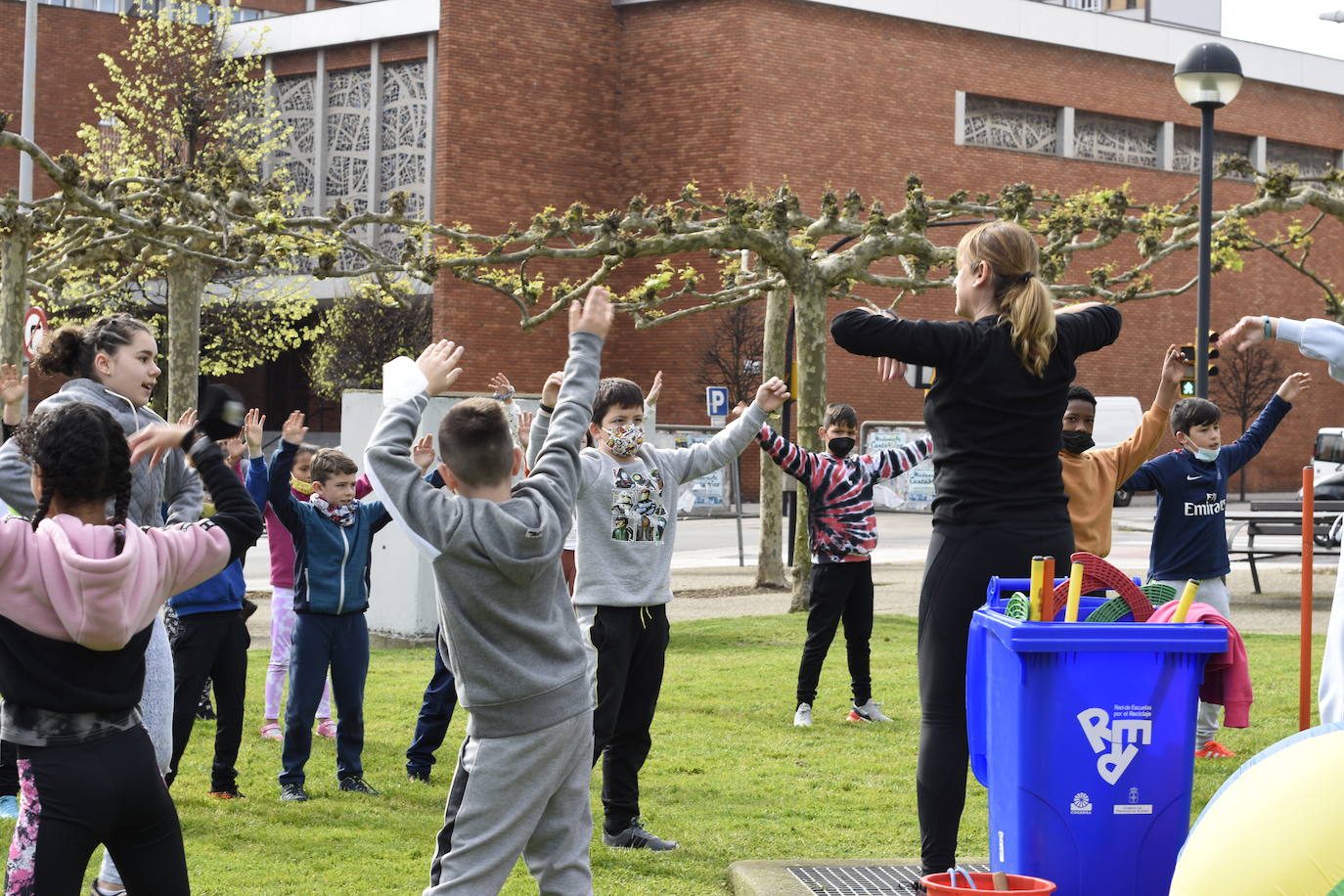 Los escolares asturianos salieron este miércoles, vestidos con ropa cómoda, para celebrar el Día de la Educación Física. Las calles, plazas y parques se llenaron de los alumnos que mostraron sus trabajos para recordar la importancia de un estilo de vida activo. También se realizaron diferentes actividades, aprovechando el equipamiento deportivo de la zonas. Por ejemplo, en los colegios públicos de la Xantiquina (Lieres, Siero) y en el de Pumarín (Gijón).