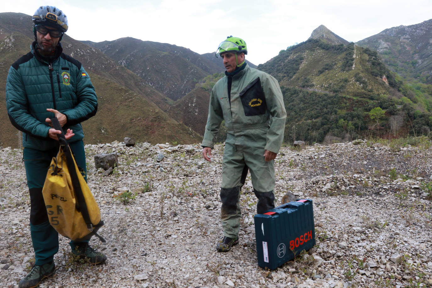 Los agentes de la Guarcia Civil se forman en Asturias para hacer frente con microvoladuras a las misiones de rescate en cuevas y simas. Este miércoles, la formación reunió en Cangas de Onís a varios integrantes para aprender a ser especialistas en montaña en explosivos y así hacer voladuras controladas y precisas. Gracias a estas clases son 28 los especialistas capacitados para aplicar estas técnicas en rescates de espeleosocorro.