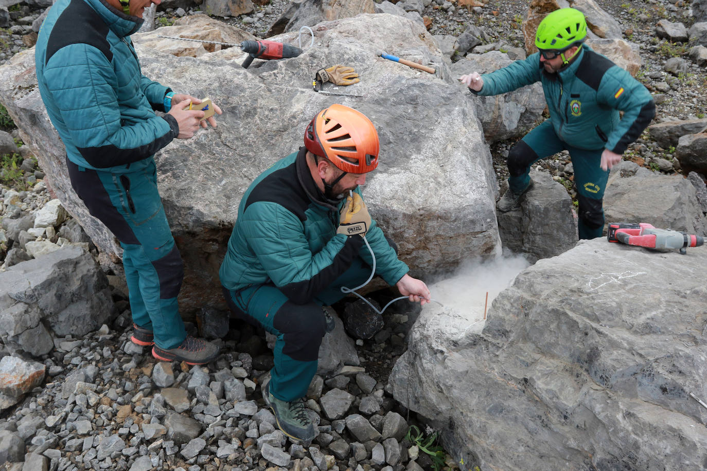 Los agentes de la Guarcia Civil se forman en Asturias para hacer frente con microvoladuras a las misiones de rescate en cuevas y simas. Este miércoles, la formación reunió en Cangas de Onís a varios integrantes para aprender a ser especialistas en montaña en explosivos y así hacer voladuras controladas y precisas. Gracias a estas clases son 28 los especialistas capacitados para aplicar estas técnicas en rescates de espeleosocorro.