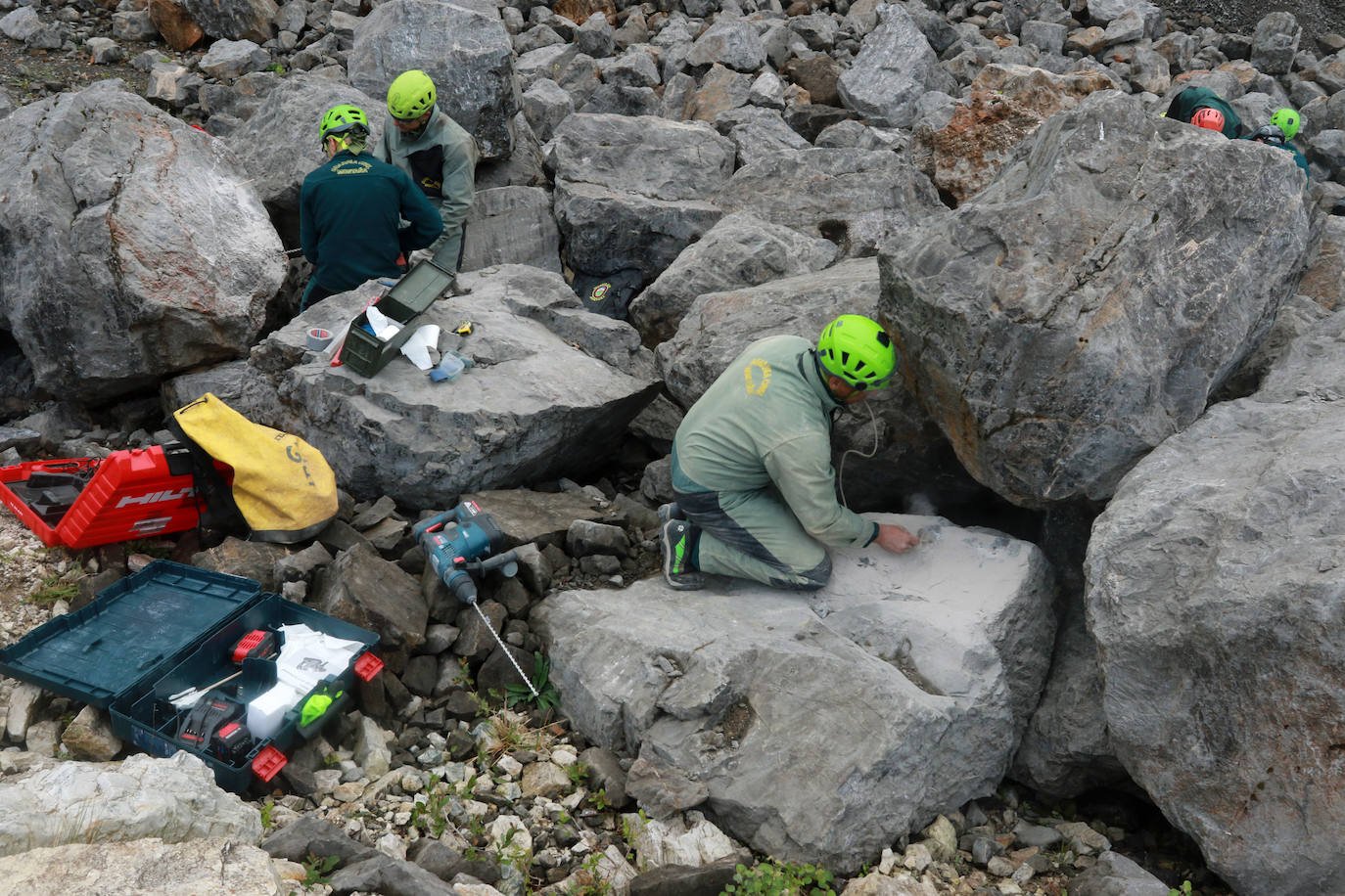Los agentes de la Guarcia Civil se forman en Asturias para hacer frente con microvoladuras a las misiones de rescate en cuevas y simas. Este miércoles, la formación reunió en Cangas de Onís a varios integrantes para aprender a ser especialistas en montaña en explosivos y así hacer voladuras controladas y precisas. Gracias a estas clases son 28 los especialistas capacitados para aplicar estas técnicas en rescates de espeleosocorro.