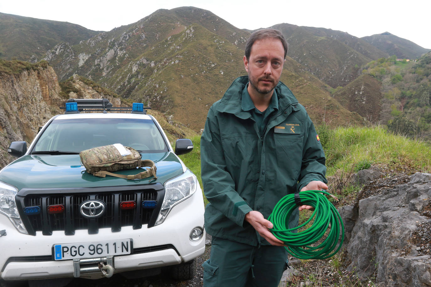 Los agentes de la Guarcia Civil se forman en Asturias para hacer frente con microvoladuras a las misiones de rescate en cuevas y simas. Este miércoles, la formación reunió en Cangas de Onís a varios integrantes para aprender a ser especialistas en montaña en explosivos y así hacer voladuras controladas y precisas. Gracias a estas clases son 28 los especialistas capacitados para aplicar estas técnicas en rescates de espeleosocorro.