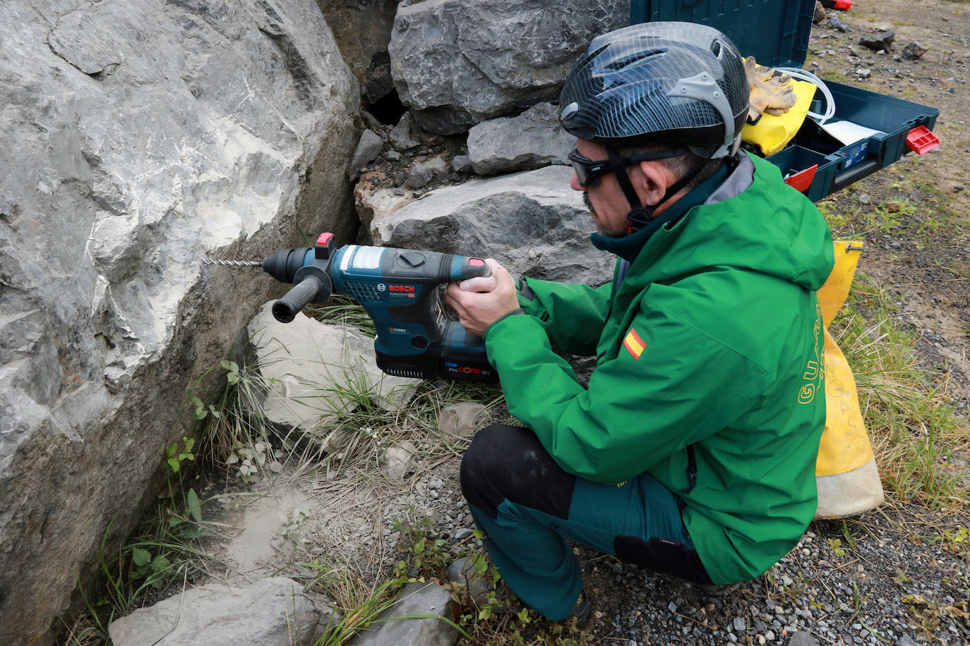 Los agentes de la Guarcia Civil se forman en Asturias para hacer frente con microvoladuras a las misiones de rescate en cuevas y simas. Este miércoles, la formación reunió en Cangas de Onís a varios integrantes para aprender a ser especialistas en montaña en explosivos y así hacer voladuras controladas y precisas. Gracias a estas clases son 28 los especialistas capacitados para aplicar estas técnicas en rescates de espeleosocorro.