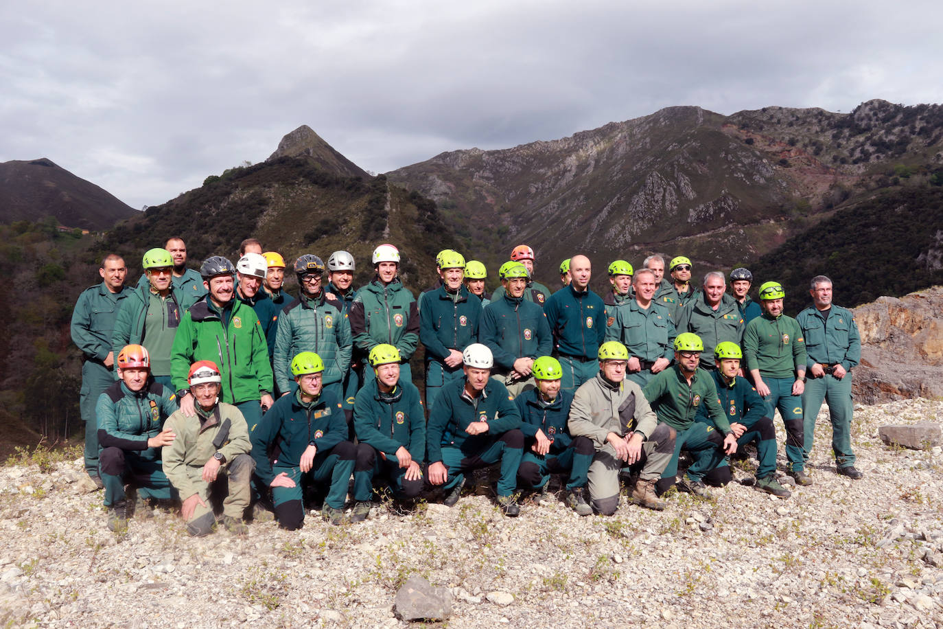 Los agentes de la Guarcia Civil se forman en Asturias para hacer frente con microvoladuras a las misiones de rescate en cuevas y simas. Este miércoles, la formación reunió en Cangas de Onís a varios integrantes para aprender a ser especialistas en montaña en explosivos y así hacer voladuras controladas y precisas. Gracias a estas clases son 28 los especialistas capacitados para aplicar estas técnicas en rescates de espeleosocorro.