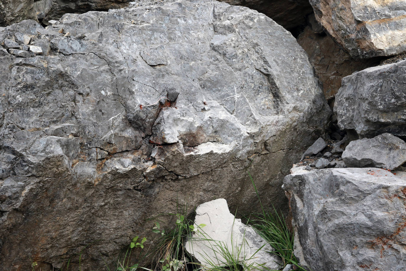 Los agentes de la Guarcia Civil se forman en Asturias para hacer frente con microvoladuras a las misiones de rescate en cuevas y simas. Este miércoles, la formación reunió en Cangas de Onís a varios integrantes para aprender a ser especialistas en montaña en explosivos y así hacer voladuras controladas y precisas. Gracias a estas clases son 28 los especialistas capacitados para aplicar estas técnicas en rescates de espeleosocorro.