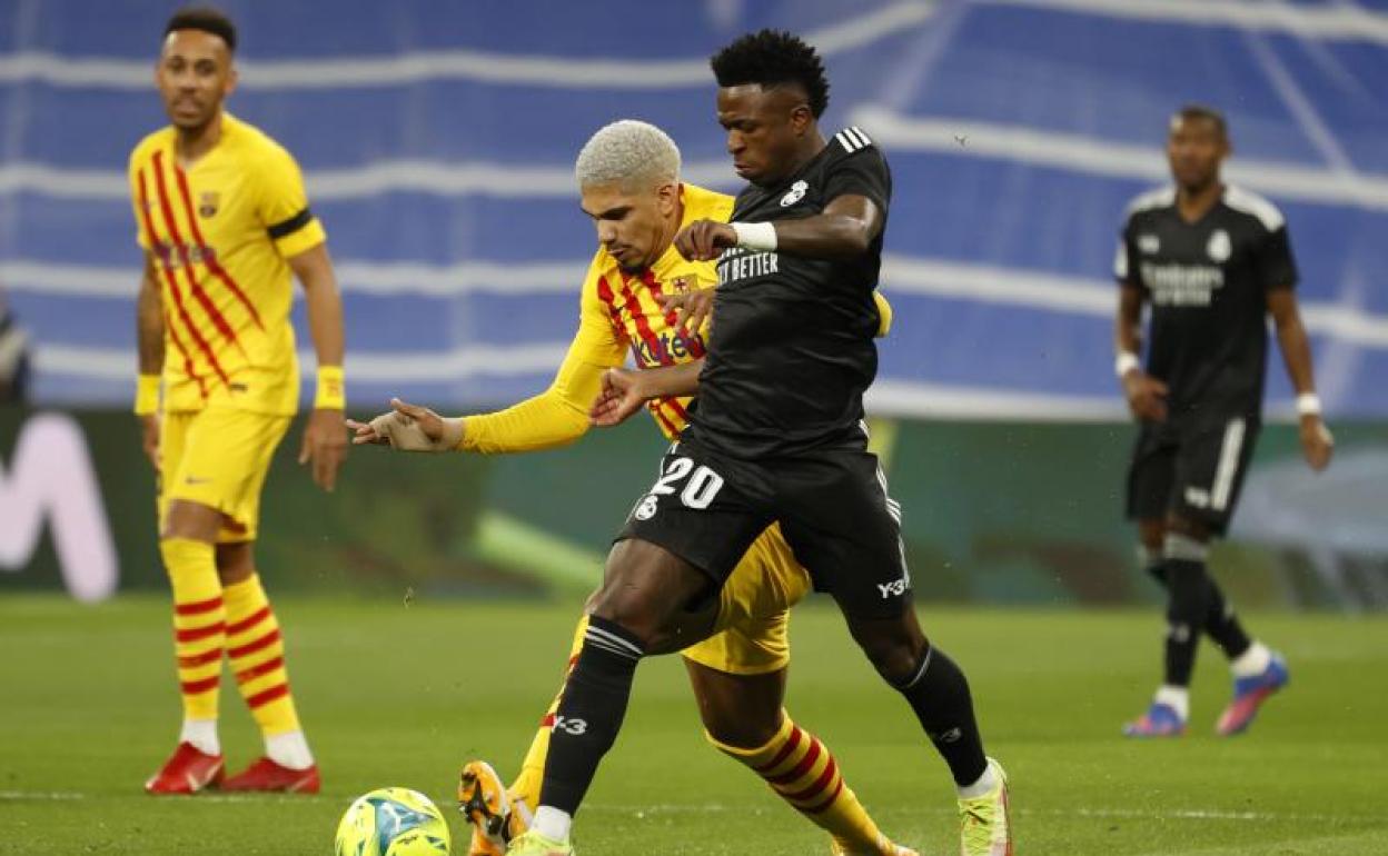 Vinicius y Araujo, durante el clásico del Bernabéu.