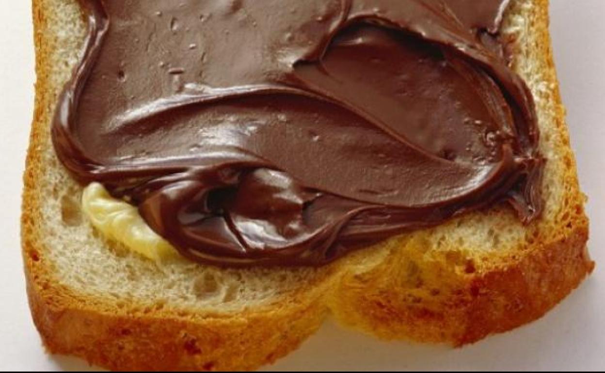 Una tostada con crema de chocolate para untar.